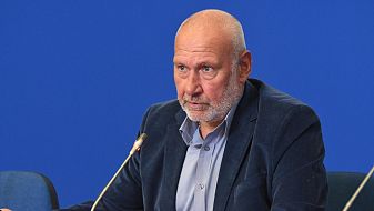 Проф. Овчаров: Кирилицата е българска, претенциите на РСМ са несъстоятелни