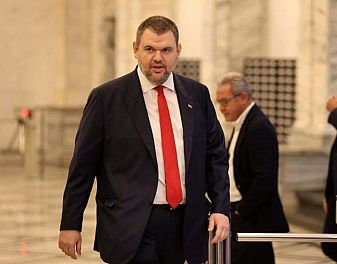 Пеевски определи като „срам“ ветото на Радев за БТР-ите