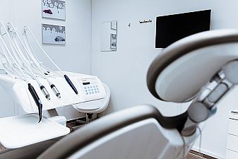 Плащането на зъбни протези от Здравната каса се отлага. Каква е причината?