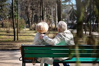 Жените в България живеят средно 7 години повече от мъжете