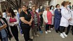 Млади лекари и медицински сестри излизат на протест