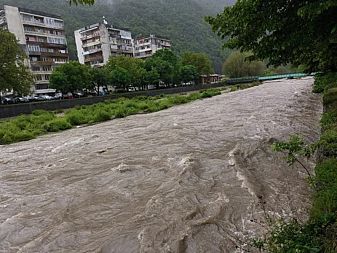 В Тетевен започна изграждането на диги