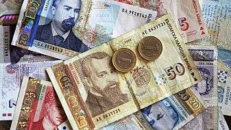 Половината българи работят за под 1000 евро на месец