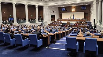 Гласуват четвъртия вот на недоверие към кабинета 