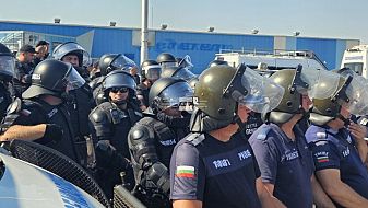 Полицаи и горски се бутат на магистрала 