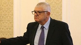 Оставиха незаконните автостикери на депутата Петър Кънев от БСП