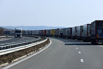 Заради жегите - спират камионите над 20 тона