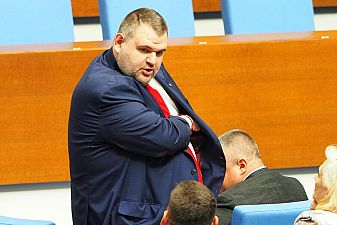 Пеевски се захвана и с фирмите за бързи кредити