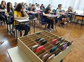 От началото на ноември забраняват телефоните в училище