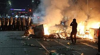 След сблъсъците с полицията - изпочупени контейнери, знаци, трамвайни мотриси ...