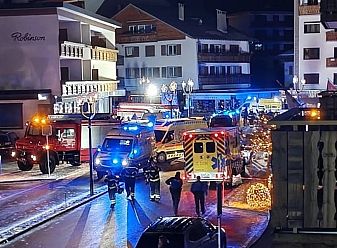 Сервитьор запалил бара в Швейцария с бенгалски огън 