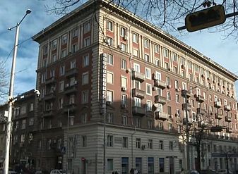 Публичен дом срещу Партийния дом в София