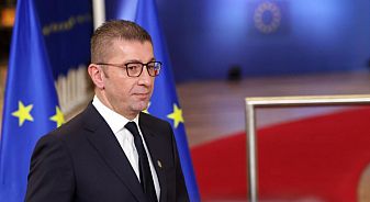 Мицкоски пак залъгва северномакедонците, албанците му скачат до дни