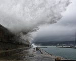 Пристанище Варна затвори заради вълни от 5 бала (Снимки)