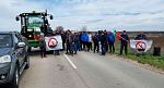 Трети ден земеделци блокират ключови пътища