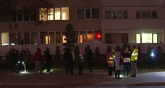 Жители на Козлодуй на протест срещу спирането на уличното осветление