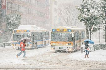 Обилен снеговалеж отмени над 400 полета в Япония
