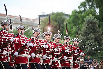 Няма хора! Българската армия продължава да намалява