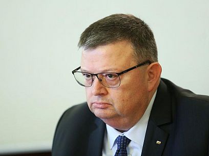 Сотир Цацаров депозира оставката си