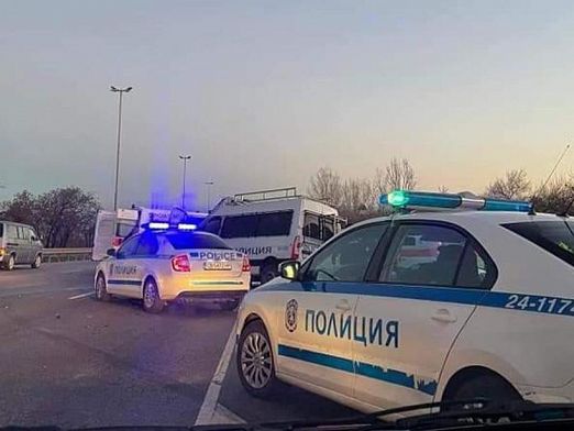 Тежко остава състоянието на полицая, който пострада при инцидента с мигрантите (обновена)