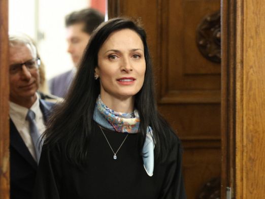 Мария Габриел подаде заявлението в НС за отказ от кабинет (обновена)